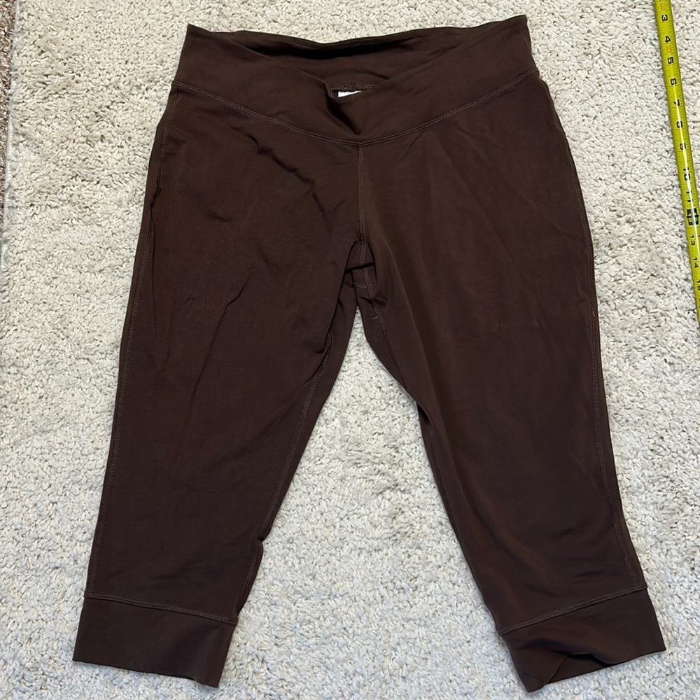 PATAGONIA NWOT L tranquila capris form fitting leggings in brown
